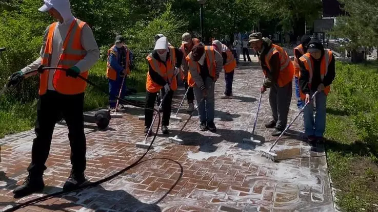 Алматыда тротуарлар арнайы тазартқыш құралдармен жуылып жатыр