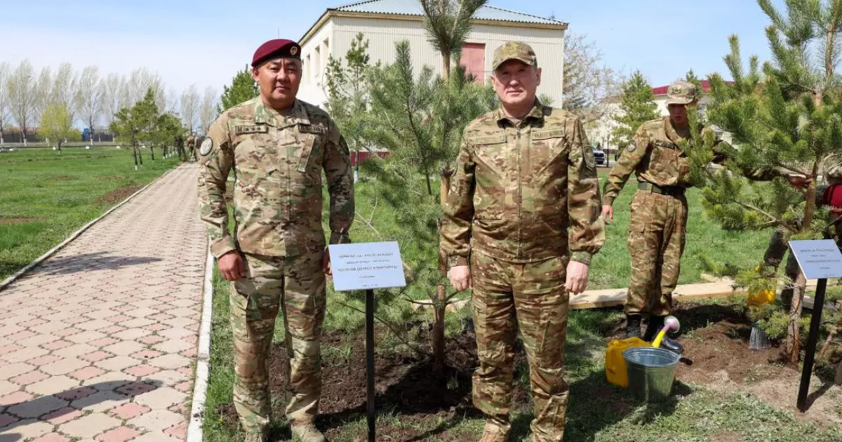  Қорғаныс министрі мен әскери қызметшілер «Таза Қазақстан» экологиялық акциясын қолдады 