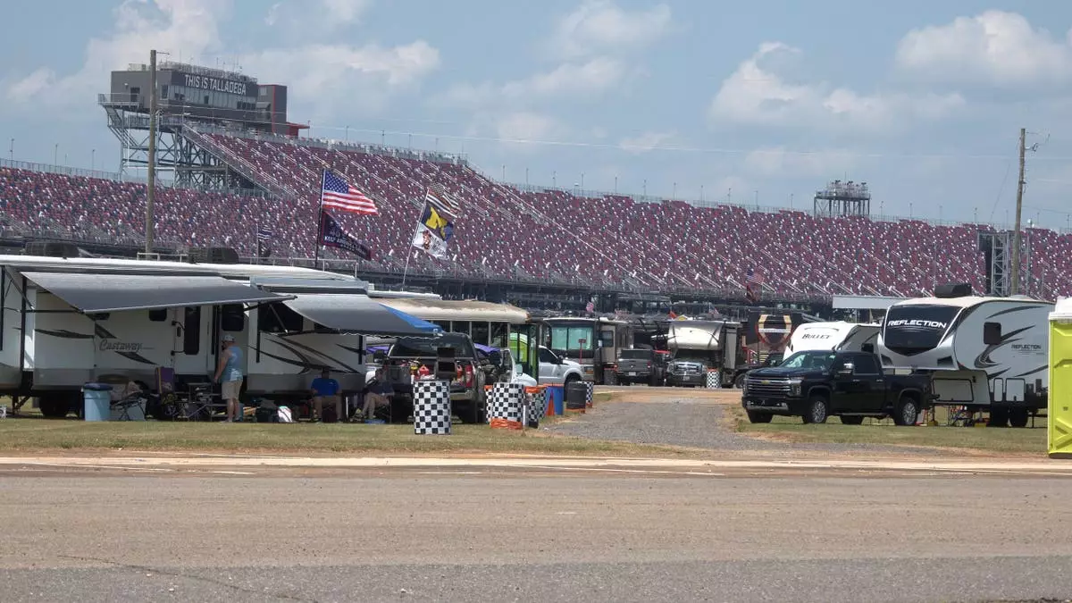 Фанаты NASCAR заполняют трассу Talladega Superspeedway в преддверии воскресной гонки Jack Links 500.