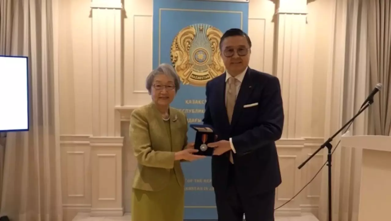 Орден «Достық» вручили экс-министру иностранных дел Японии