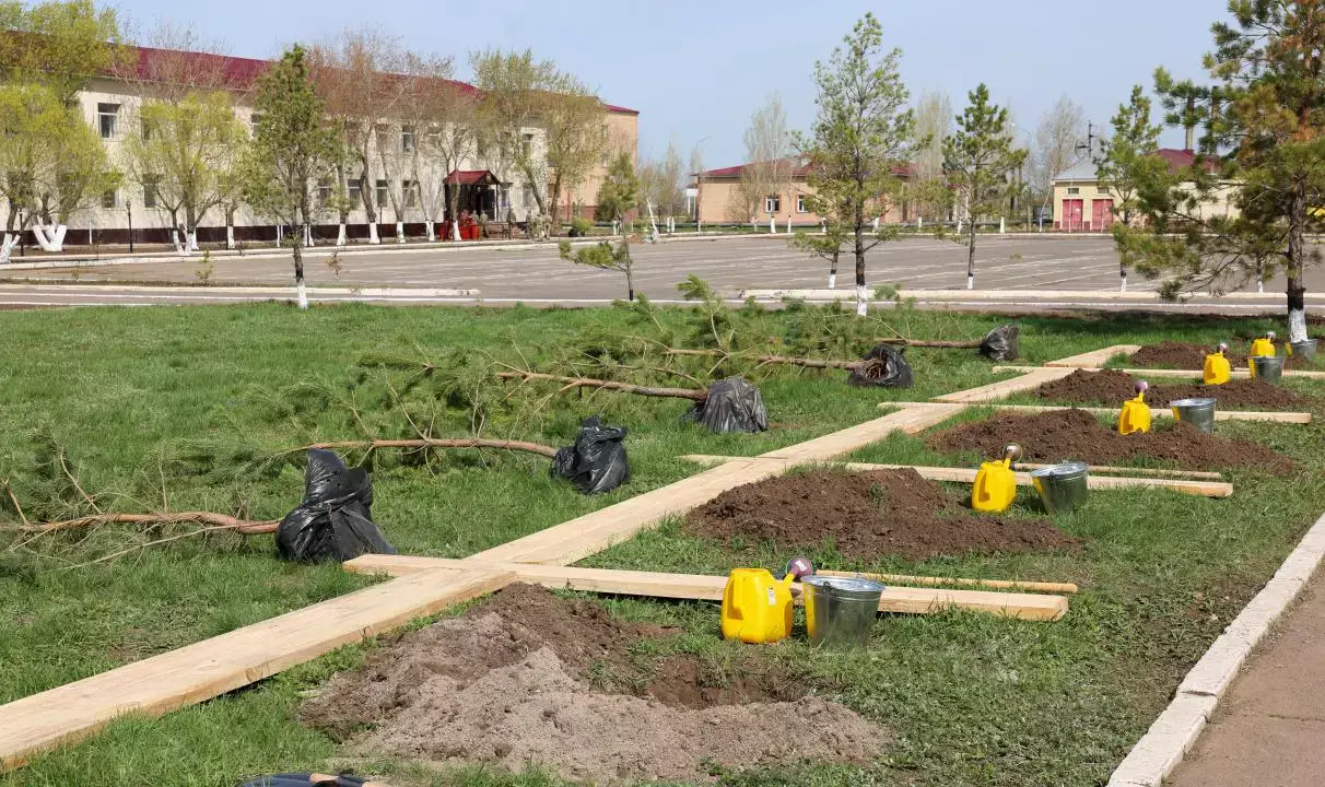 Қорғаныс министрі мен әскери қызметшілер «Таза Қазақстан» экологиялық акциясын қолдады