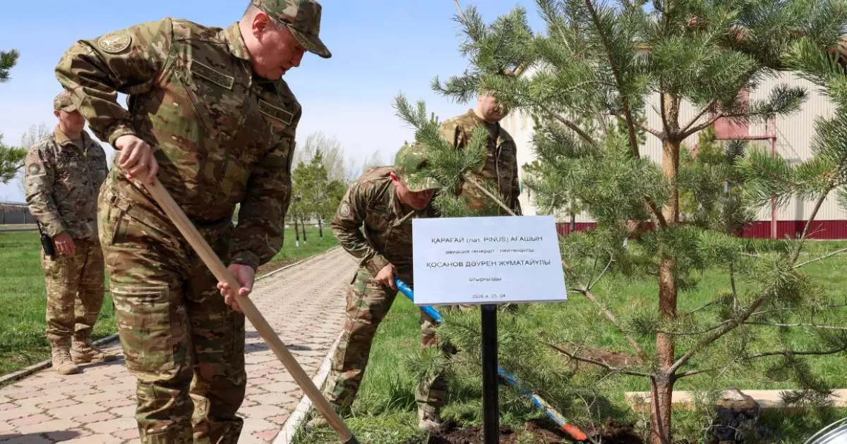   «Таза Қазақстан»: Қорғаныс министрі мен әскери қызметшілер сенбілікке шықты   
