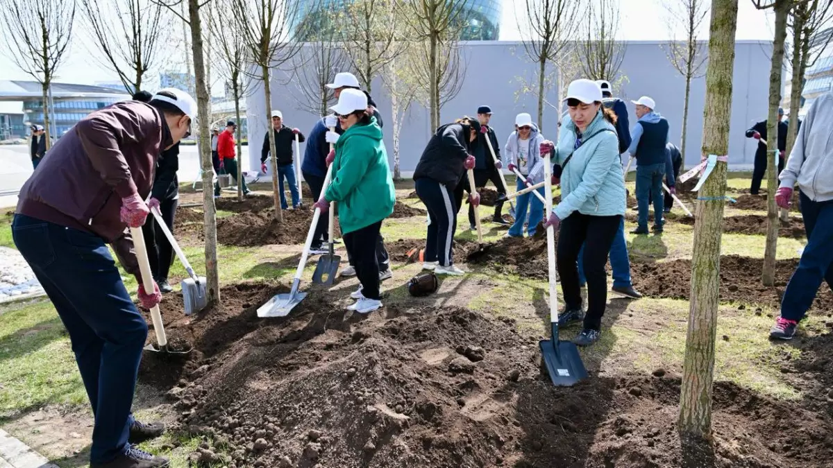130 деревьев высадили на территории комплекса EXPO