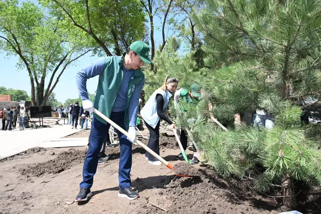 Алматы әкімі Дархан Сатыбалды жалпықалалық сенбілікке қатысты