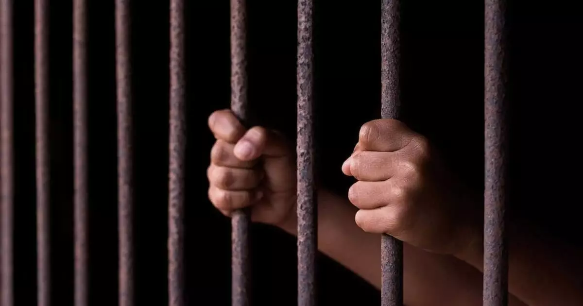  Мектеп мұғалімі 14 жастағы оқушысына қырындаймын деп 40 жылға сотталып кетті 