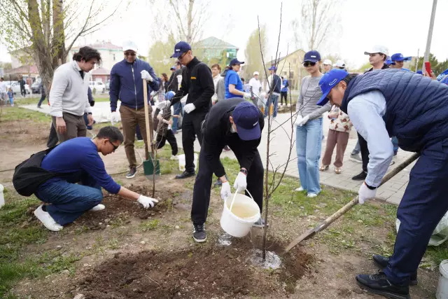 Более 200 деревьев высажено в Астане в рамках экопроекта «Казахмыс»