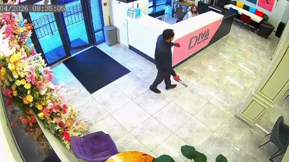 “Қолы қан-қан, газ кілтін ұстаған“. Алматыдағы сұлулық салонында ер адам жұртты дүрліктірді