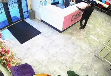 “Біреуді өлтіріп қойсам ше?“ Алматыдағы сұлулық салонында ер адам жұртты дүрліктірді