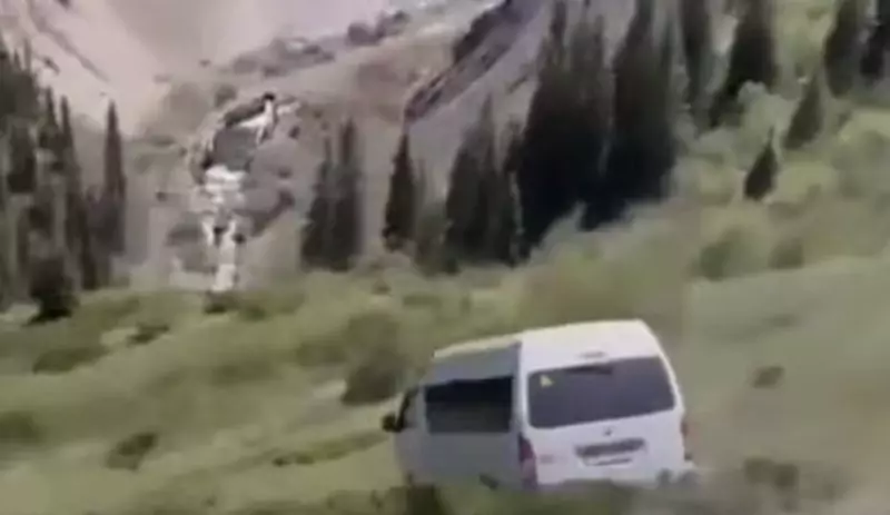 Туристический автобус сорвался со склона в Кольсае