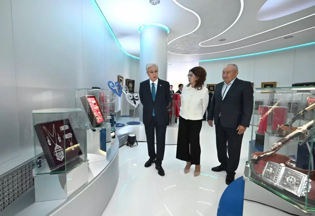 Президент Креативті индустрияны дамыту қорының кеңсесін аралап көрді