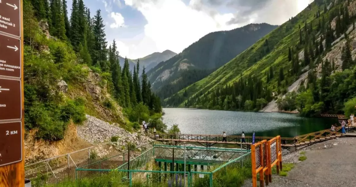  Көлсайда автокөлік жардан құлап кетті 