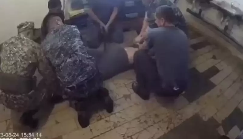 Подсудимый по делу о пытках в Атбасаре порезал себе руку в суде