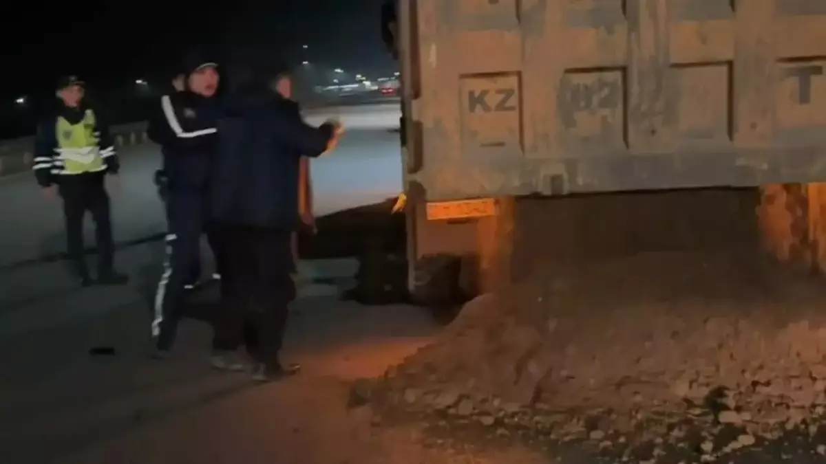 "Әдейі жолға төккен": Астанада жүк көліктерінің салмақ нормасын бұзған жүргізушілер қамауға алынды