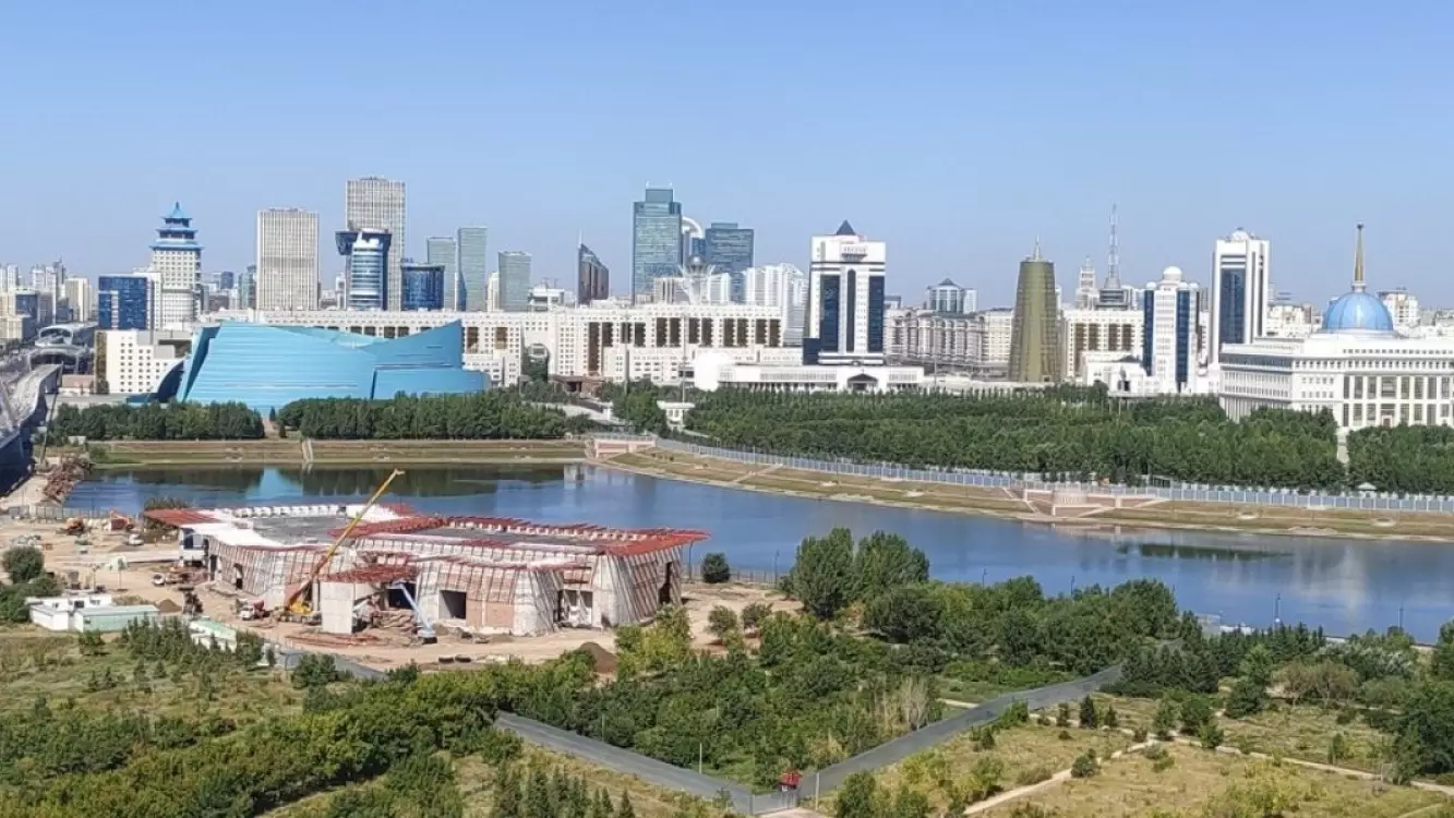 «Алматылық мейрамхананы тығып қойған». Астаналықтар Президент саябағындағы құрылысқа наразы