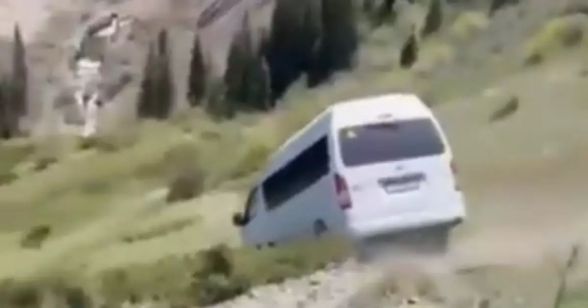  Көлсай көлдері маңында туристік автобус таудан құлап кетті 