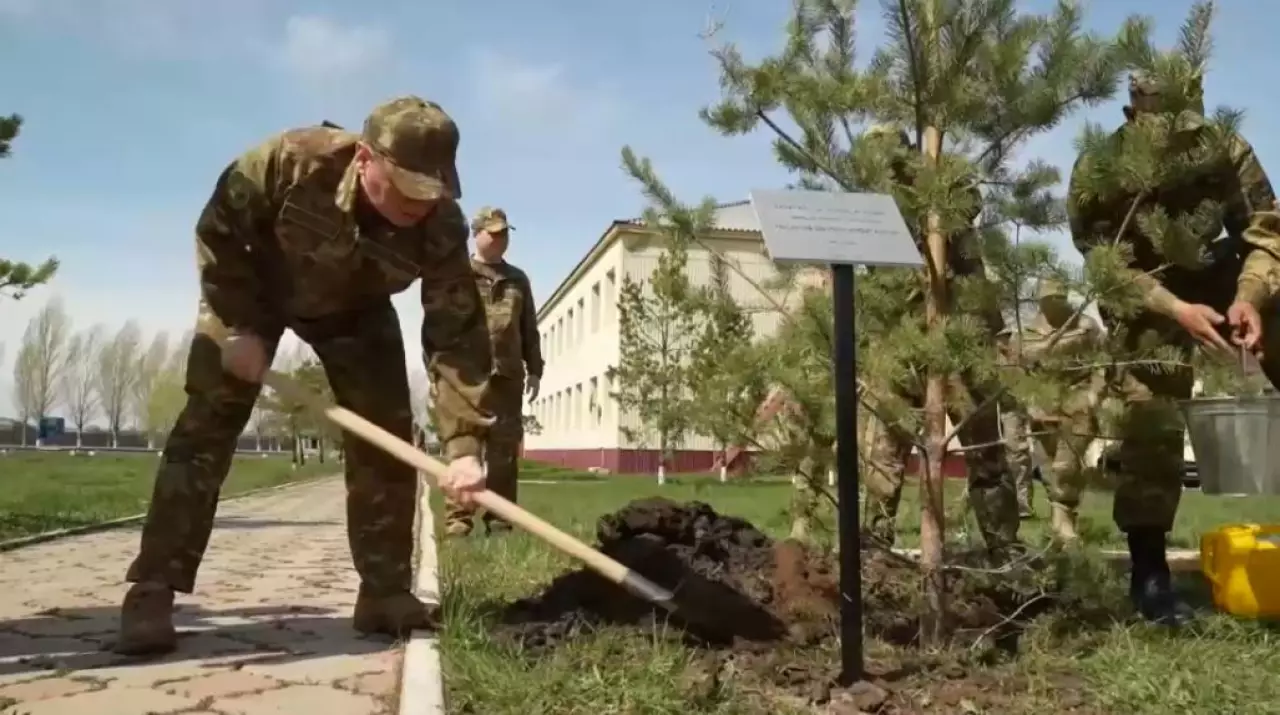 Министр обороны и военнослужащие поддержали акцию «Таза Қазақстан»