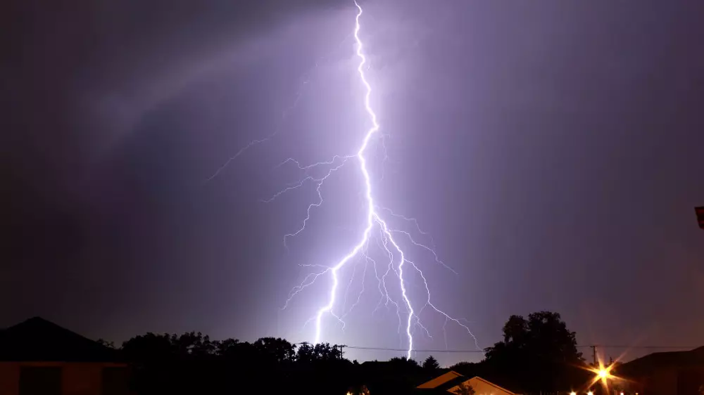 Грозы, град и шквальный ветер. Казахстанцев предупредили о резком ухудшении погоды