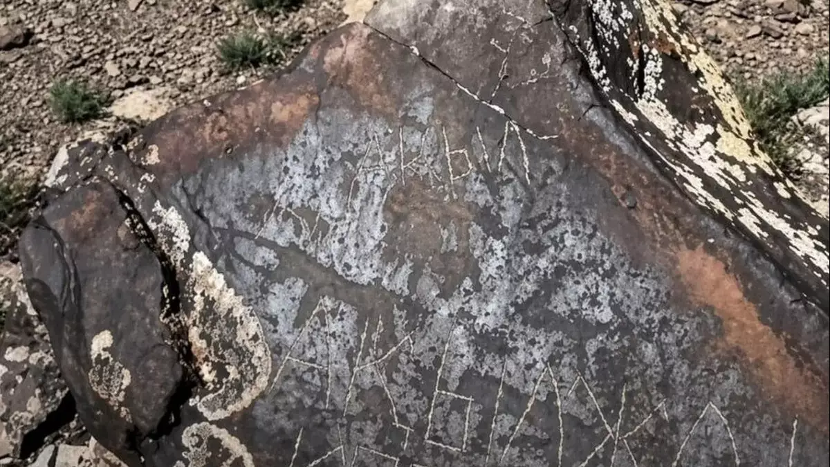 В Мангистау вандалы повредили древние петроглифы