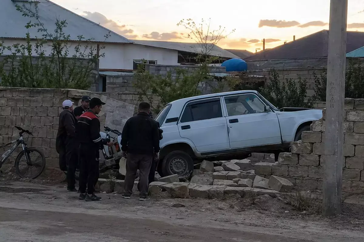 Легковой автомобиль снес забор в Мангистау - новости на Lada.kz 25.04.2026