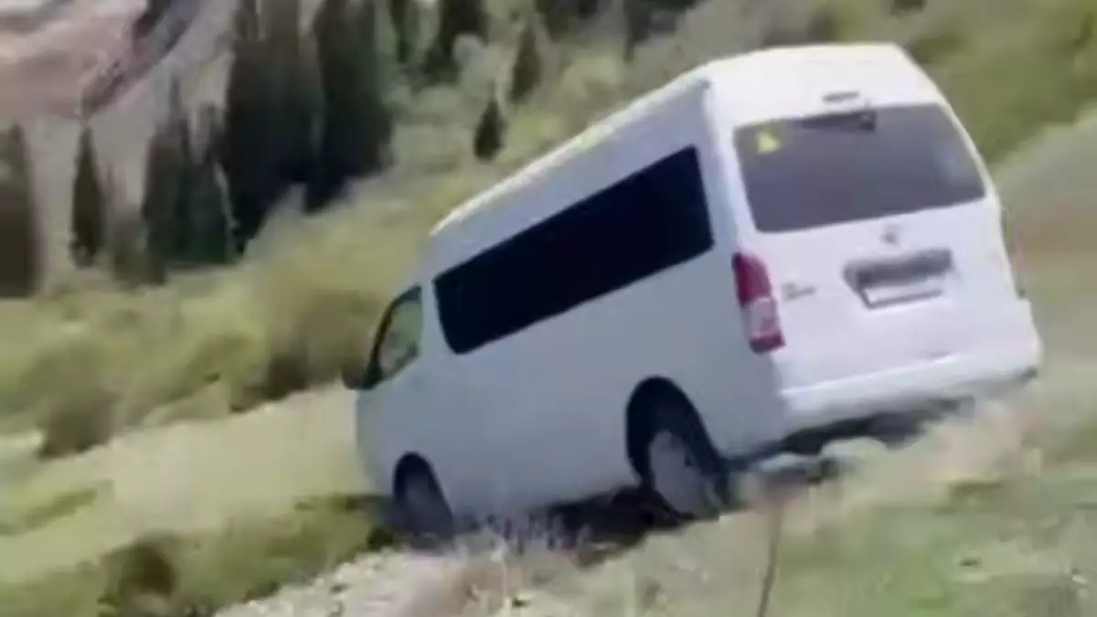 Спасатели вытащили микроавтобус, сорвавшийся со склона в Кольсайском нацпарке