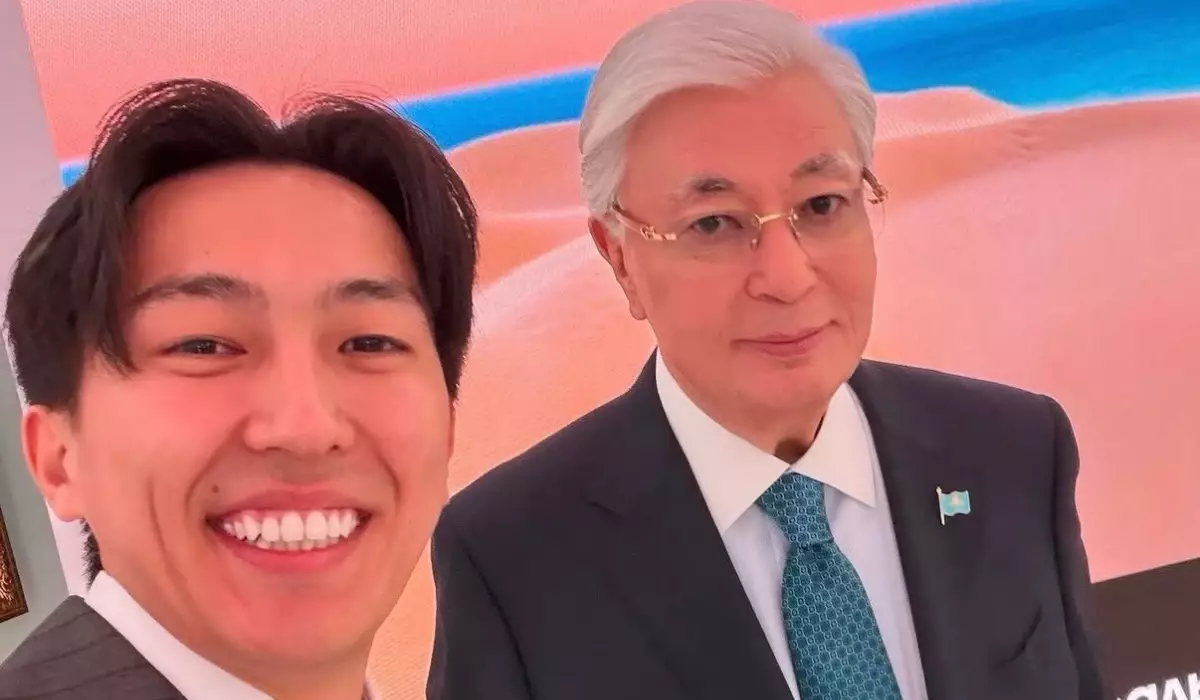 Әлемнің үздік тревел-блогері атанған Дастар Мұхамедрақым Тоқаевпен кездесті