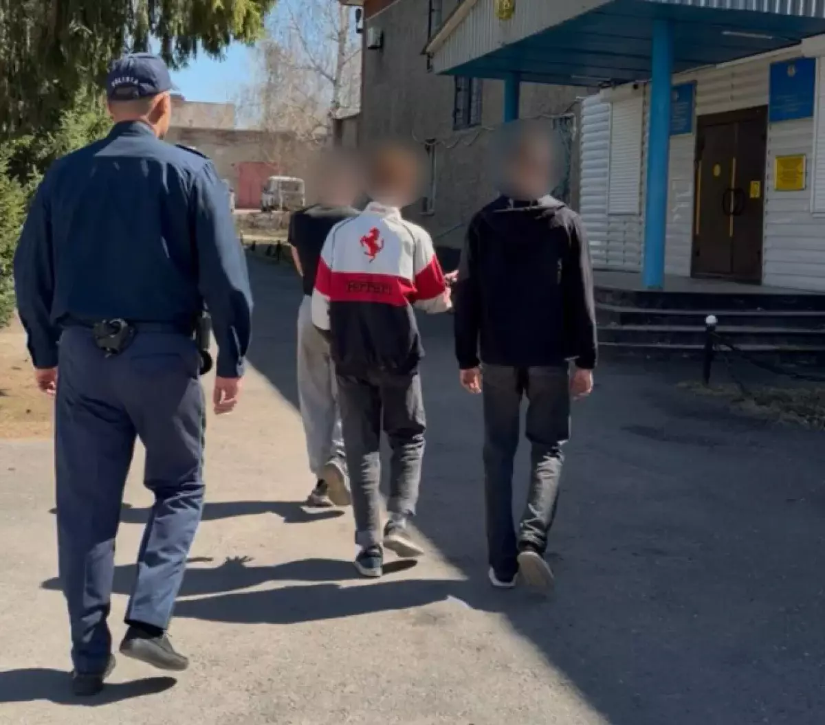 Трое молодых людей устроили погром в городском сквере в ВКО