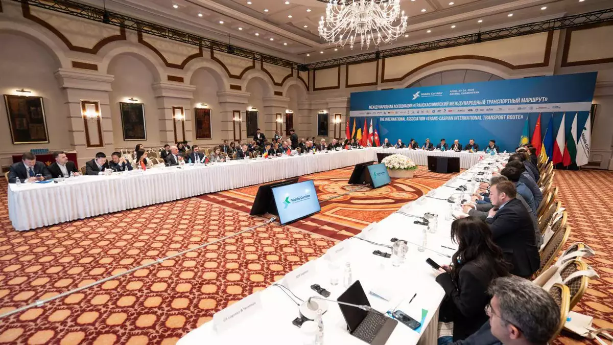 Азербайджан и Казахстан подписали соглашения по Транскаспийскому маршруту.