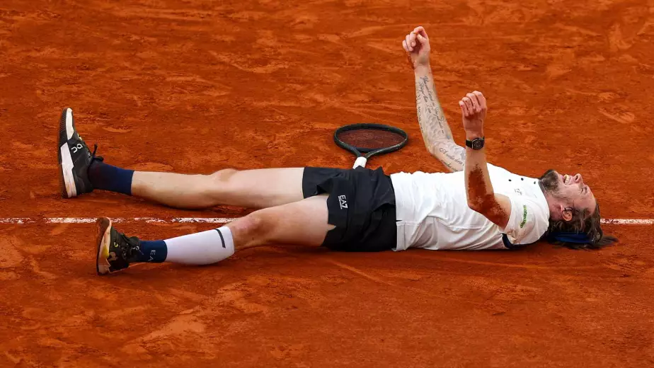 Бублик сломал ракетку, выгнал тренера и проиграл Циципасу на Мастерс в Мадриде (ВИДЕО)