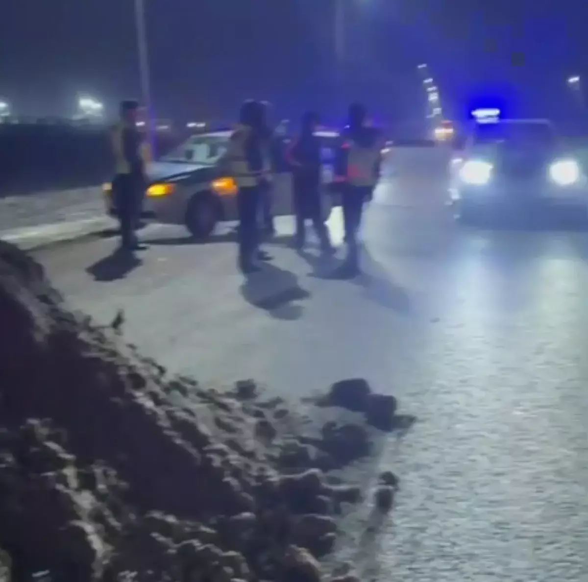 В Астане водители самосвалов отказались взвешиваться и высыпали грунт на дорогу