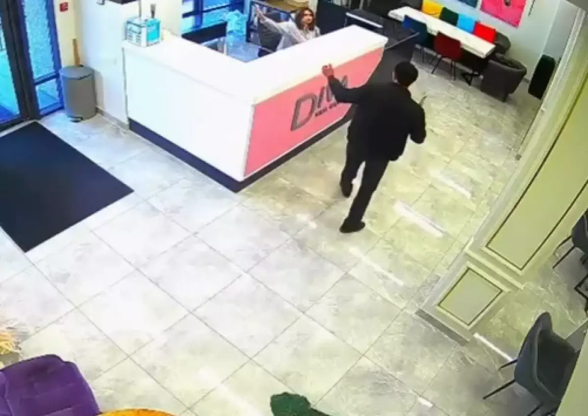 Мужчина с окровавленными руками пугал алматинцев