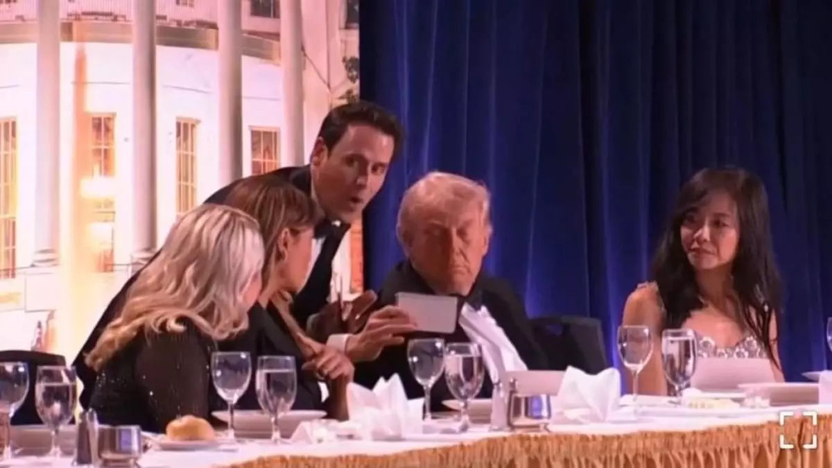 Трамп қарулы адамның ұсталғанын айтып, кешкі асты жалғастыруды ұсынды