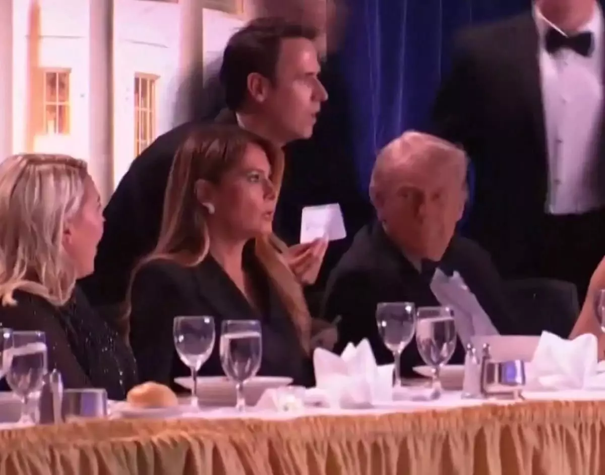 Дональд және Мелания Трамп Вашингтондағы кешкі ас кезінде шұғыл эвакуацияланды