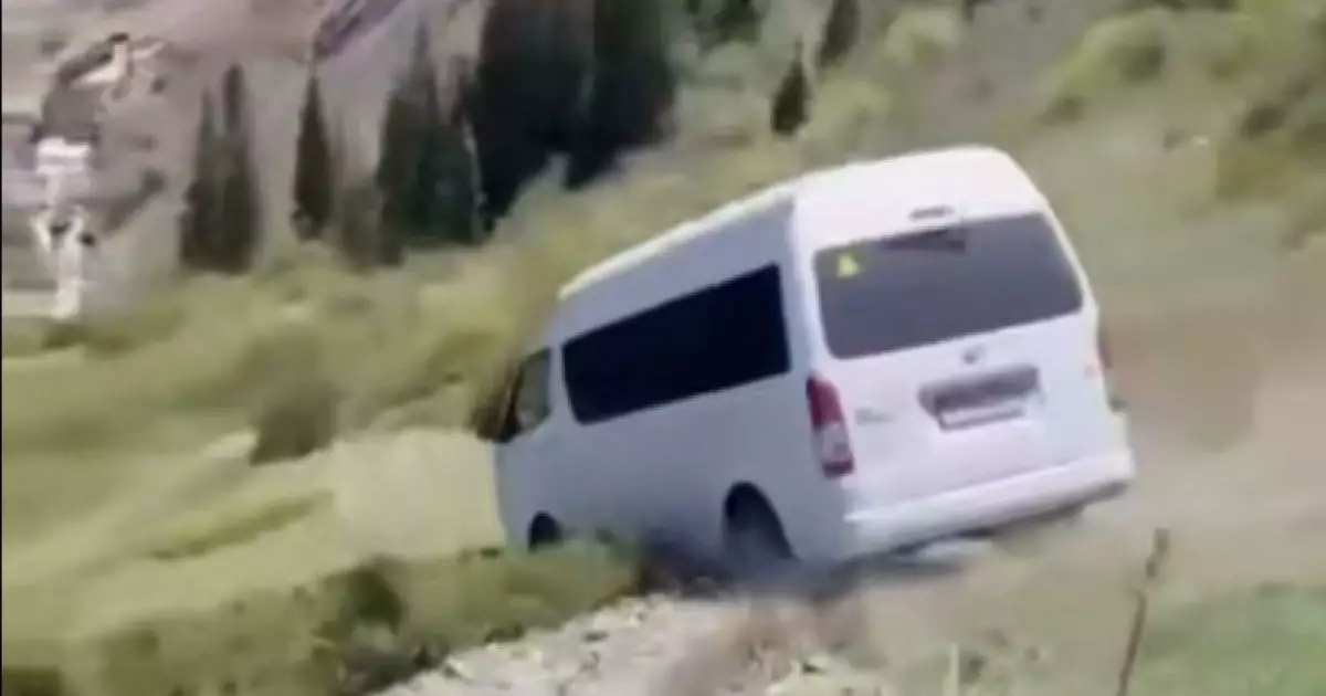  Микроавтобус сорвался в ущелье в горах Алматинской области 