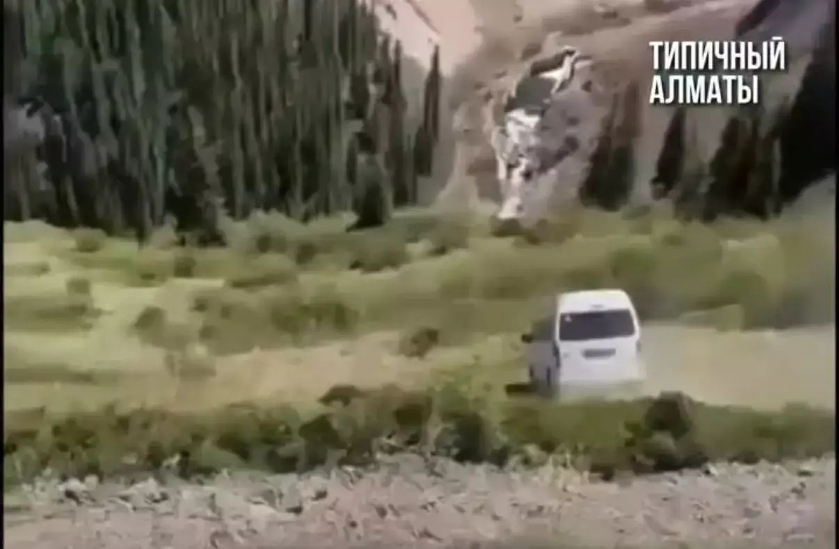 Көлсайда тұрақта тұрған микроавтобус жардан құлап кетті: видео