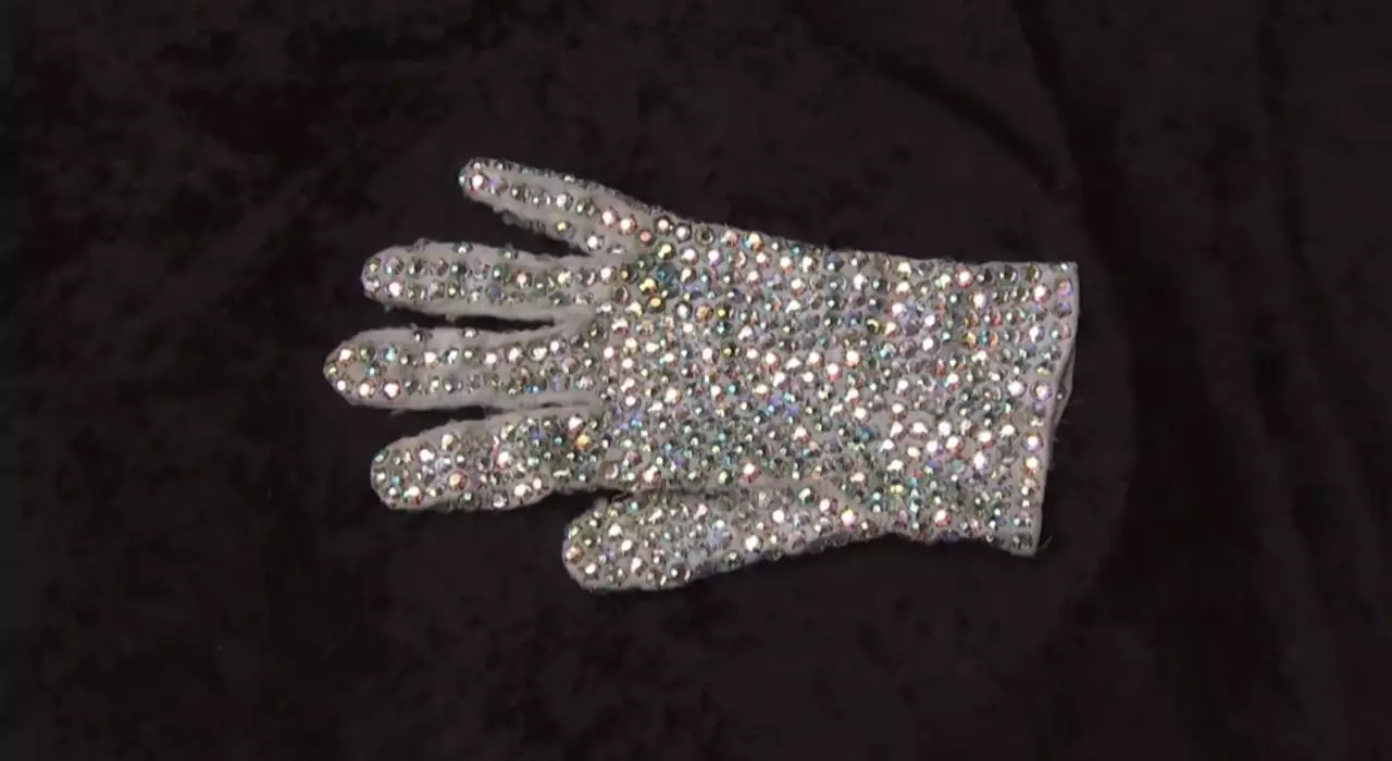 Перчатку Майкла Джексона выставили на аукцион