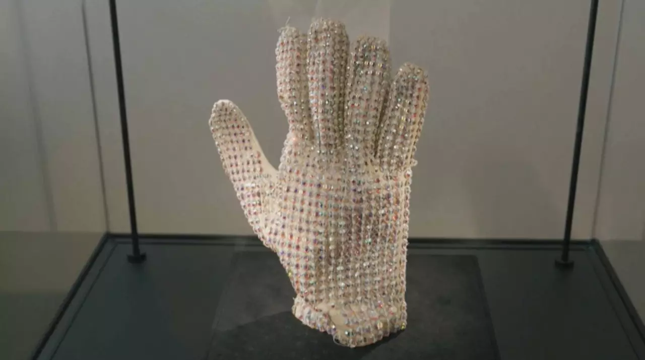 М. Джексонның қолғабы аукционға қойылды