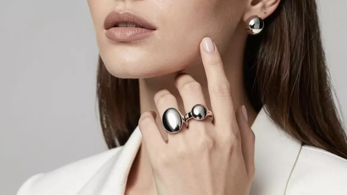 Винтаж, манжет және «тыныш сән-салтанат»: 2026 жылы қандай әшекейлер трендте?