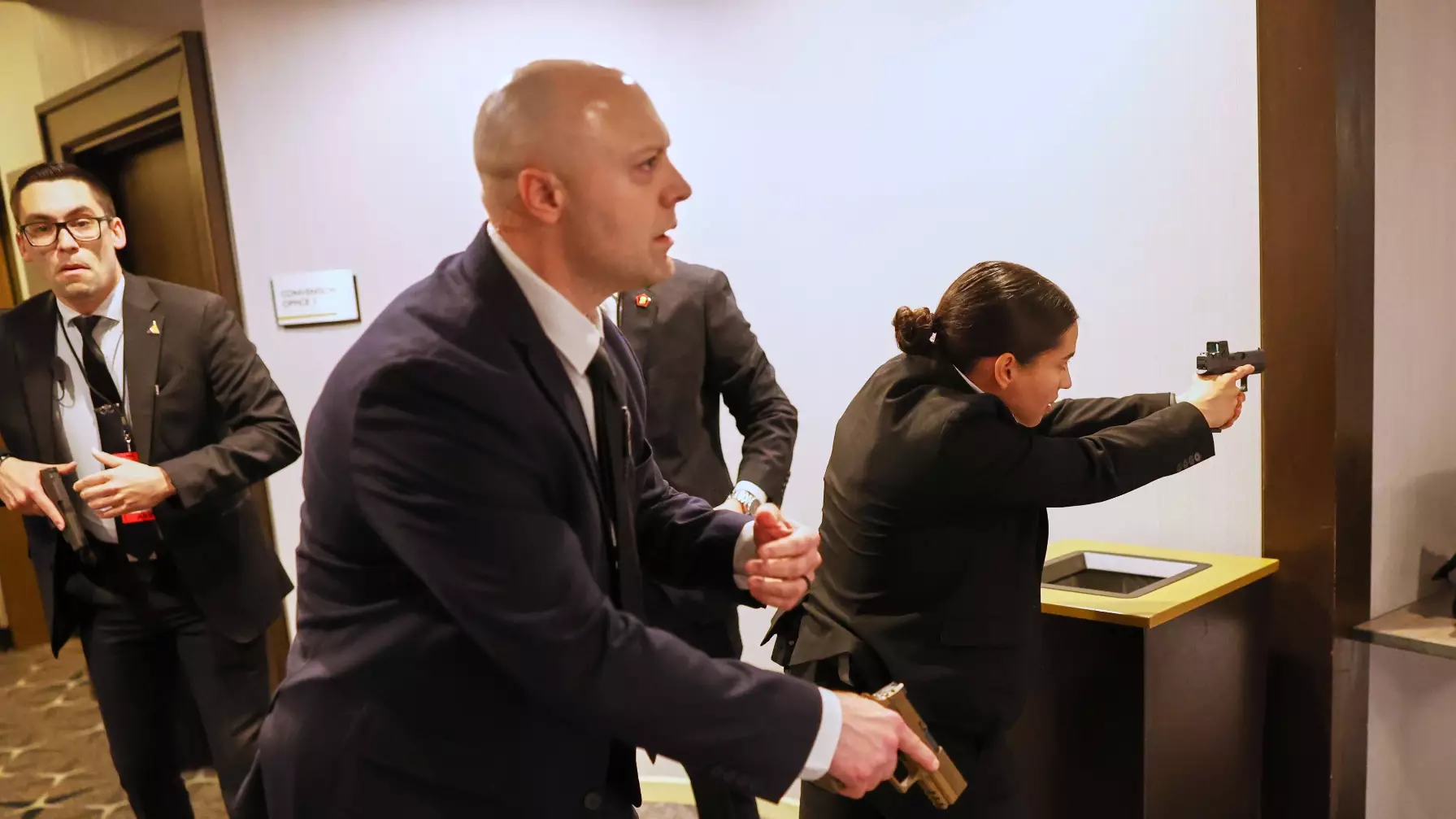 Трамп пен тілшілер жиналған кеште оқ атылды