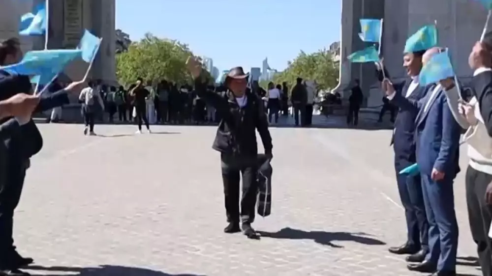 76-летний аксакал из Улытау прошел пешком почти три тысячи километров до Парижа