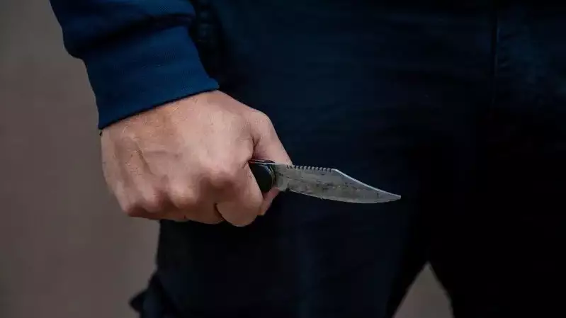 18 жастағы жігіт бұрынғы сыныптасын пышақтап тастады