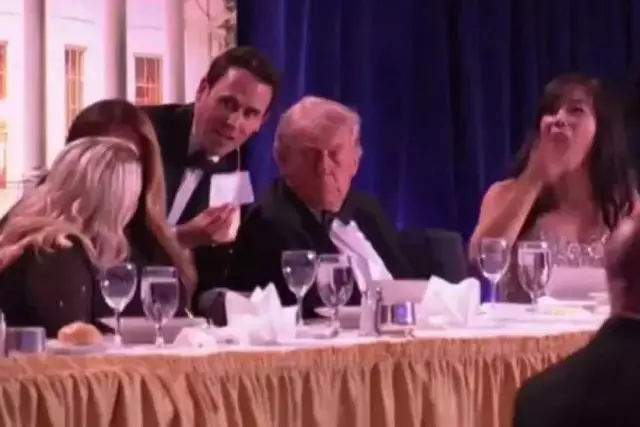 Трамп әйелімен бірге үстел астына тығылды. АҚШ президентіне қарулы шабуыл жасалды