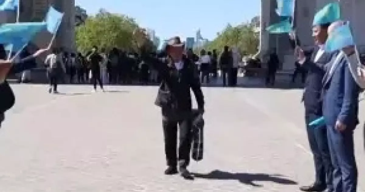  76 жастағы қария саяхатшы 53 күнде Парижге жаяу барды 