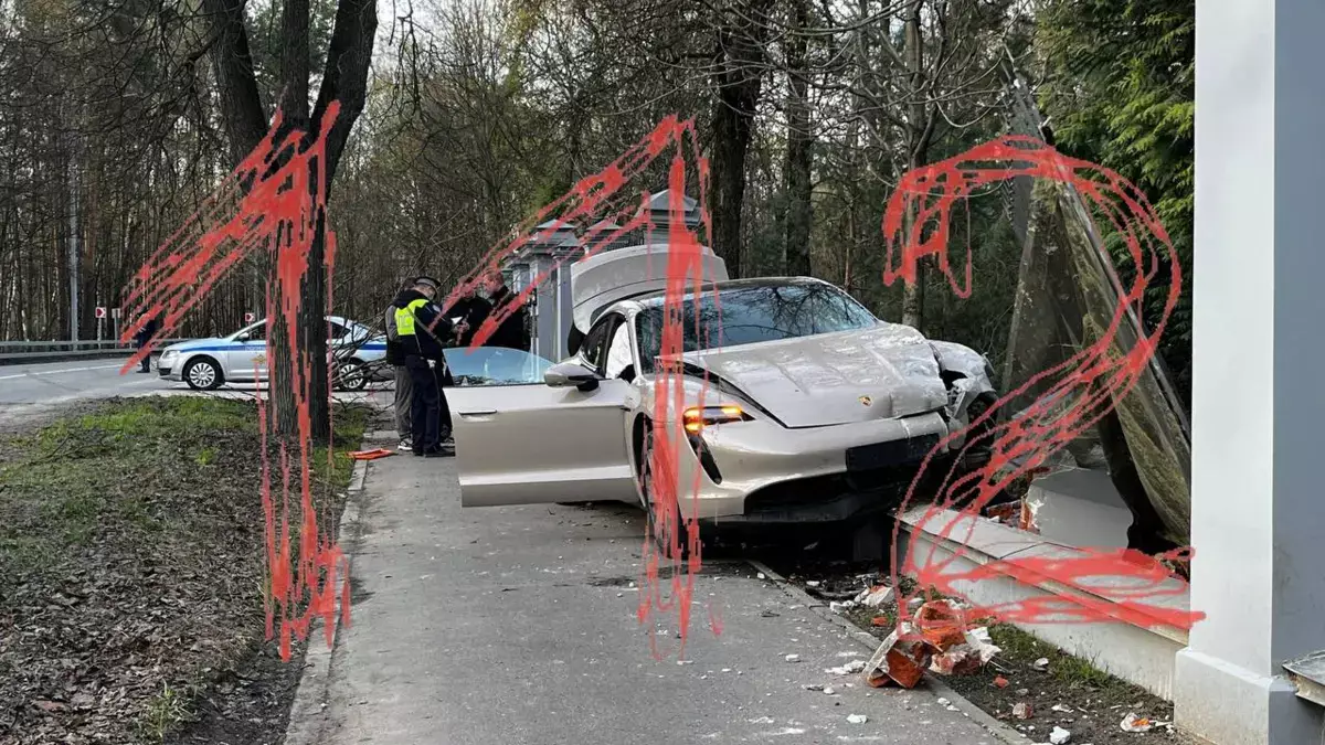 Элитная иномарка влетела в «дачу Берии» в Москве - новости на Lada.kz 26.04.2026