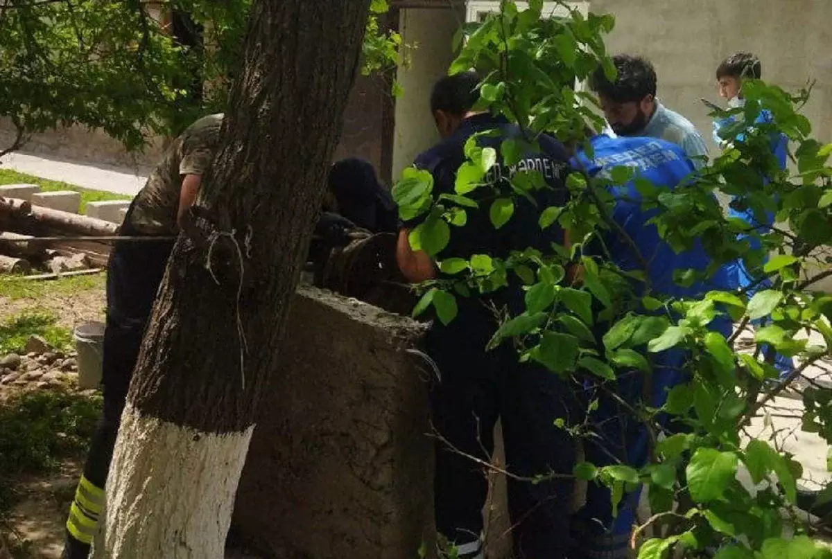 Шымкентте 24 метрлік құдыққа құлап кеткен сәби құтқарылды