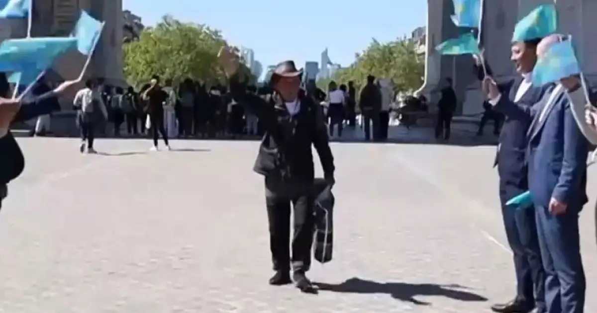  Ұлытаулық ақсақал Парижге дейін үш мың шақырымға жуық жолды жаяу жүріп өтті 