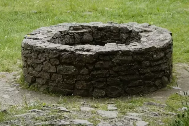 Шымкентте 24 метрлік құдыққа 1 жасар қыз түсіп кеткен