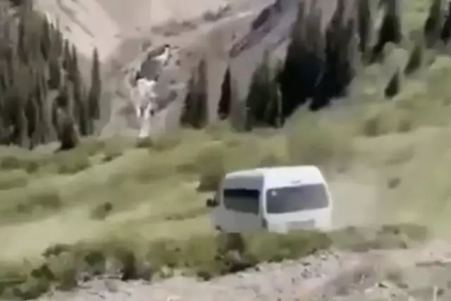 Көлсайда шатқалға құлап кеткен микроавтобусты алып шықты