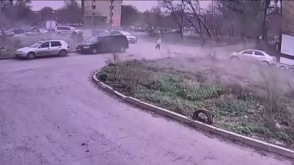 Штормовой ветер сорвал кровли домов и школы в Карагандинской области