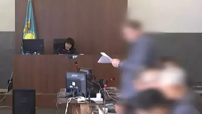 10 мужчин предстали перед судом в Казахстане по делу о мошеннической схеме с принудительными кредитами.