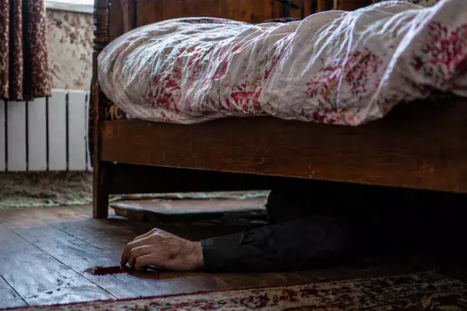 Женщина в Казахстане продолжала повседневную жизнь с мертвым телом в доме.